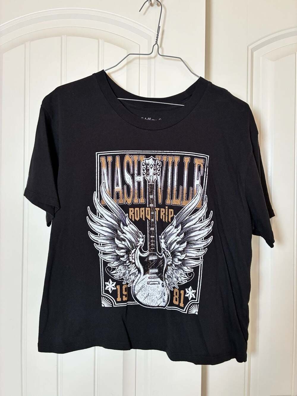 Rebellious One Nashville Road Trip 1981 Guitar Wings Graphic Crop T-Shirt Black